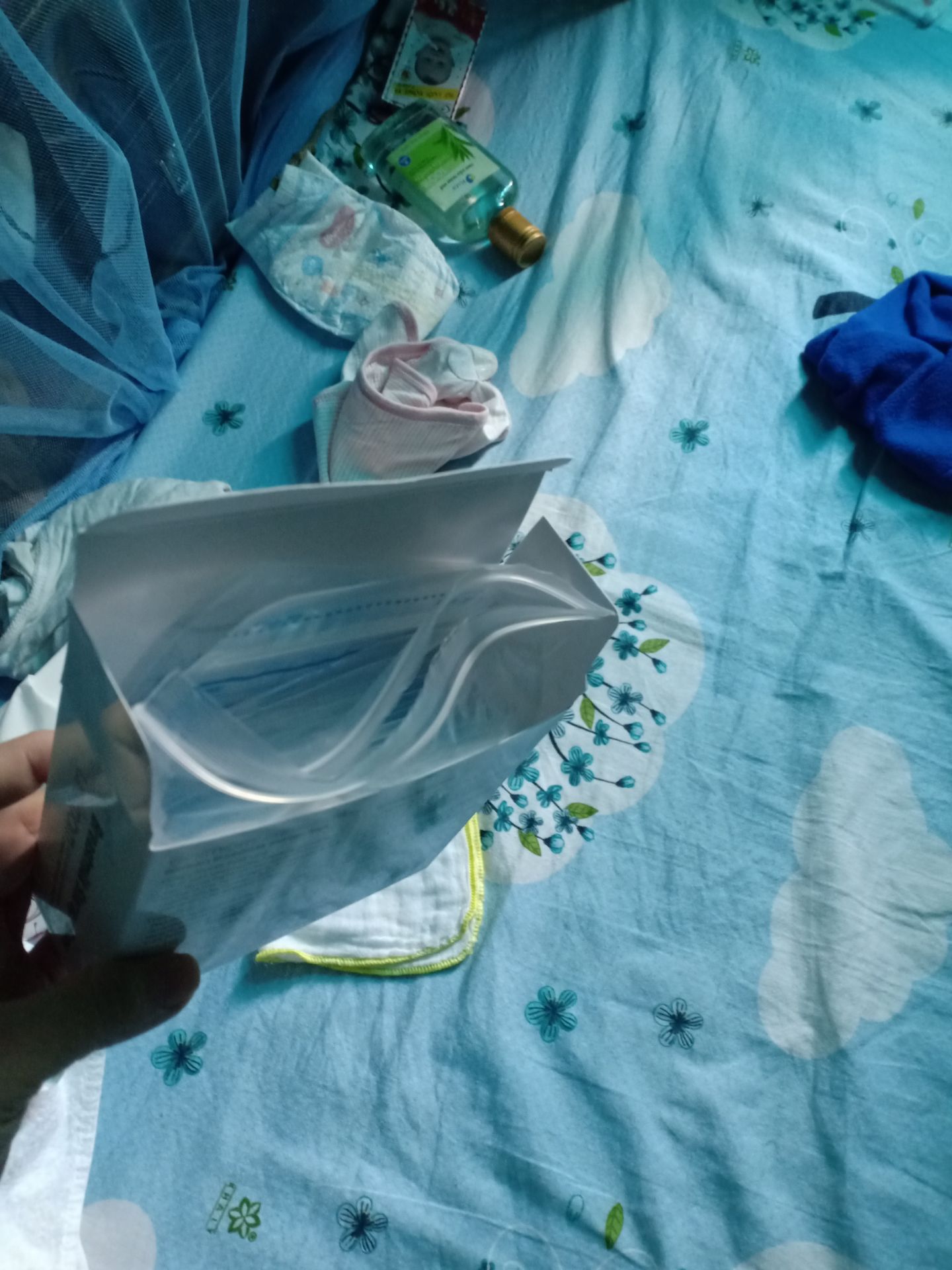 túi dày dặn,bao bì hơi cẩu thả,bỏ trong cái túi zip rồi bỏ vào hộp. k thấy còn tem niêm phong hộp của hãng,nên không biết có đúng hàng k. túi dày dặn,bao bì hơi cẩu thả,bỏ trong cái túi zip rồi bỏ vào hộp. k thấy còn tem niêm phong hộp của hãng,nên không biết có đúng hàng k.