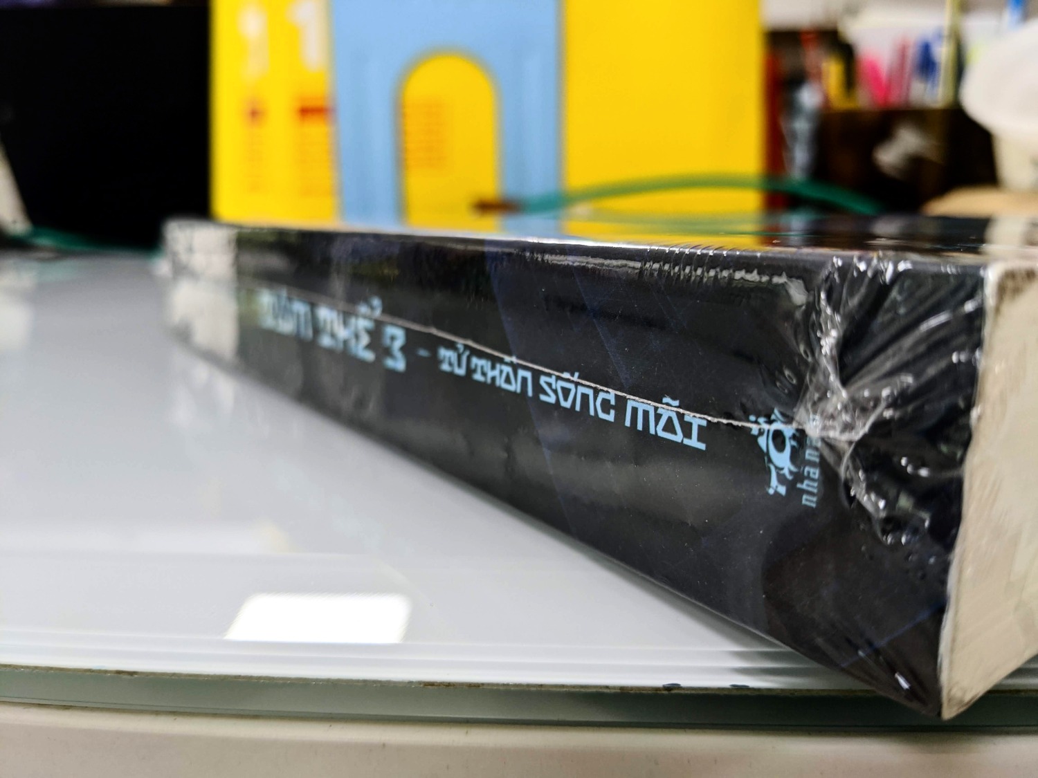 Mình đặt sách tối hôm trước, trưa sau nhận sách. Việc chăm chút bao bì, chống shock, chống ướt, và bảo vệ bên ngoài sách quá tốt. 
Đây là cuốn sách trong bộ Tam Thể. Nội dung hại não, nhưng cực kỳ thú vị và cuốn hút. Để lại nhiều suy gẫm sau khi buông sách xuống. Cuốn này xứng đáng để đọc và lưu lại trong tủ sách GD.