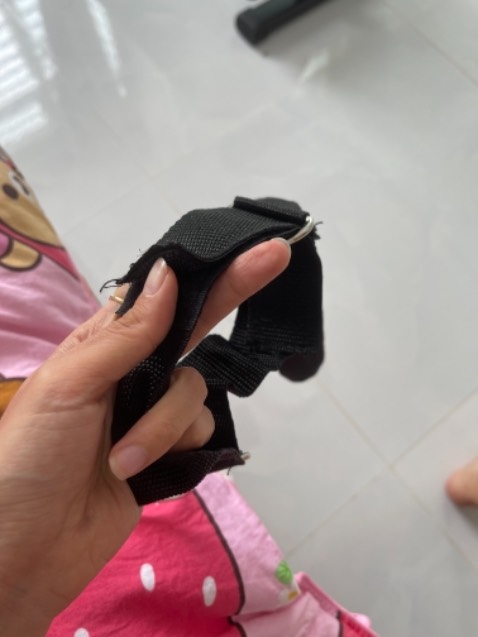 Hàng nhận được bị lỗi, một bên có miếng dính, còn một bên không. Haizzz.