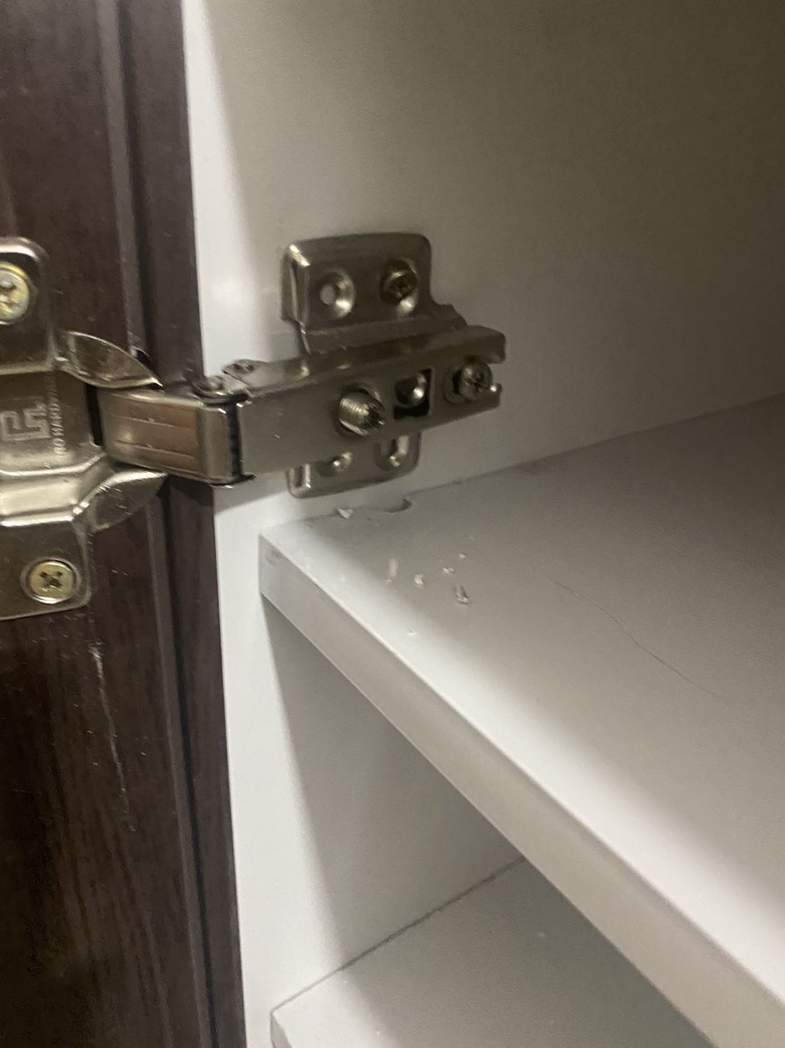 Shop giao cho khách khi mở ra các kệ bị rớt ra,mình đã gắn lại,còn cánh cửa cửa ốc vít rớt ra như hình,mình đã gọi liền cho giao hàng để quay lại xem tình trạng,giao hàng bảo ko sửa được nên chở về để đổi cái mới,giờ chở về rồi shop đỗ lỗi cho mình do mình ghịt ra nên hư,mình sức con gái sao ghịch văng ốc ra như vậy được,shop không 1 lời xin lỗi còn đỗ thừa khách,dịch vụ quá tệ,sản phẩm lỗi thì xin lỗi khách 1 tiếng,mình tin tưởng tiki nên hay mua đồ trên đây,giờ tình trạng này mình ko dám mua trên tiki nữa,shop nếu không đổi cái mới và không hoàn tiện lại cho mình thì mang lại tủ hư này trả lại mình,đừng im lạng coi thường khách hàng như vậy nhé shop