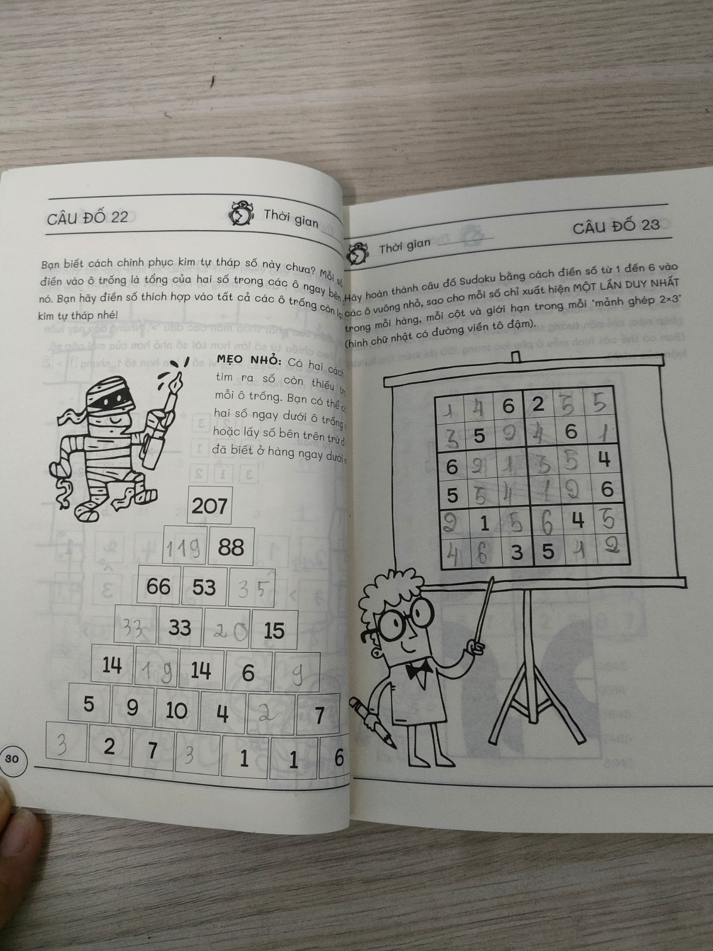Sách rất hay, phù hợp với các bé từ lớp 1 và thích tính toán. Các câu đố từ đơn giản và khó dần lên, có sự liên kết nữa nên bé dễ dàng làm mà ko khó. Hihi. Nên mua ah