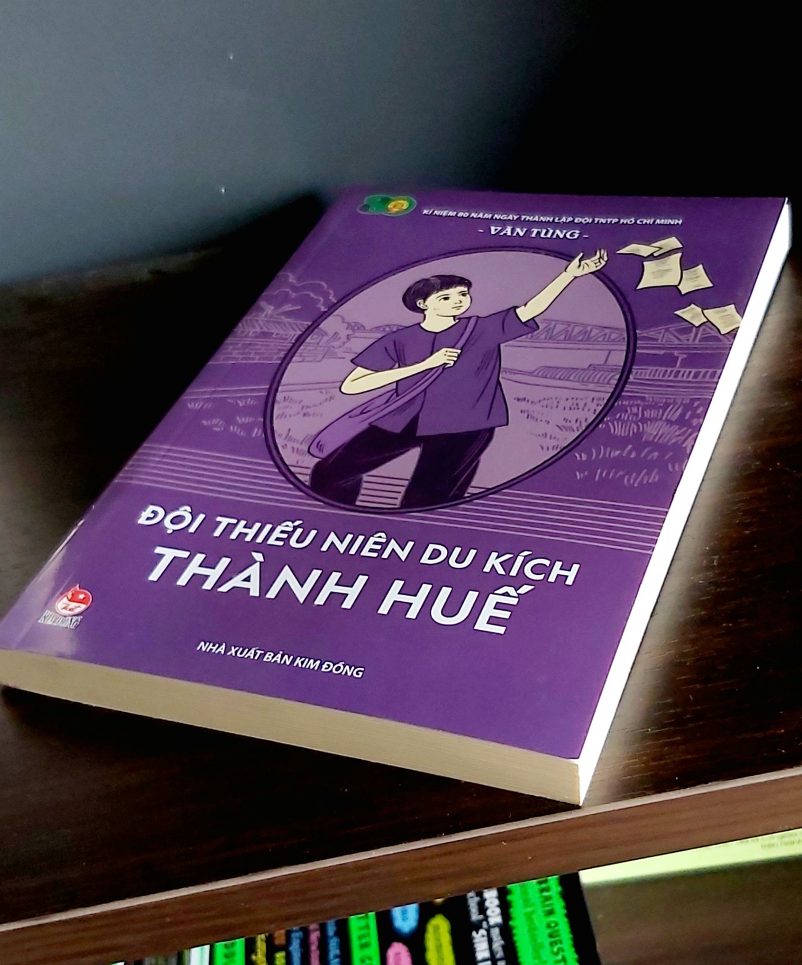 Cách kể chuyện chân thực, giản dị và nhiều chi tiết cảm động khiến cho ấn bản này được các bạn nhỏ thích thú. Mình luôn thích sách của NXB Kim Đồng. Đang trong thời điểm cách ly toàn tp nhưng Tiki vẫn đảm bảo giao hàng an toàn và tiện lợi. Ủng hộ Tiki lâu dài. Thanks!