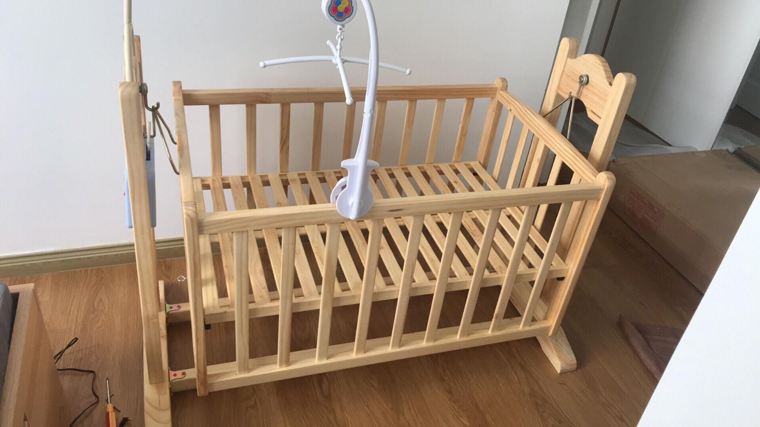 1. Nôi làm bằng gỗ thông nhập khẩu, tự nhiên, ko sơn màu, thân thiện với trẻ nhỏ.
2. Độ hoàn thiện cao, an toàn cho trẻ nhỏ.
3. Dễ dàng lắp ráp, mọi chi tiết rất hợp lý.
4. Tuy nhiên bộ đưa nôi không được đều lắm, cần cải thiện hơn, ko tạo được cảm giác đưa nôi thoải mái nhẹ nhàng, có tiếng động khá ồn khi xài đưa nôi.