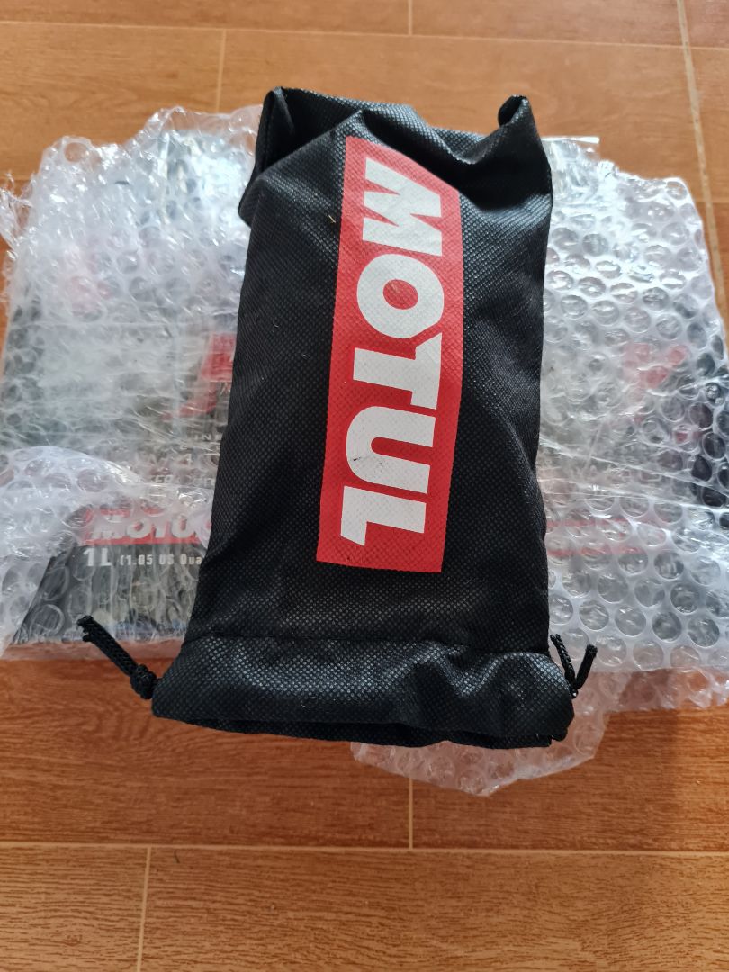 đóng gói cận thận. mua chính hãng nên cũng yên tâm. mua 2 chai tặng 1 khăn đa nắng. chất lượng khăn hơn hẳn loại bán ngoài thị trường