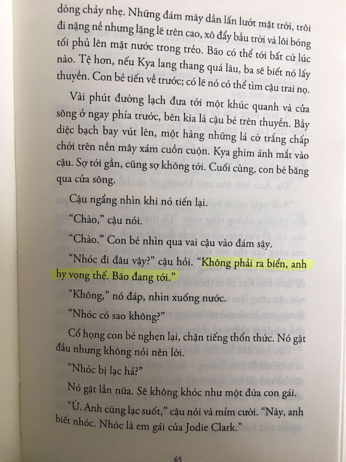 Góp ý xây dựng đây.

Ưu: Giấy đẹp trắng thơm phẳng mượt sờ rất thích tay. Có kẹp sách.

Khuyết: Keo dán gáy sách quá tệ, mua về được hai hôm mở sách cầm đọc nhẹ nhàng mà vẫn bị bung hết ra. Chất lượng bản dịch quá tệ đến mức mình phải cầm bút dạ tô mà tô không hết vì có quá nhiều lỗi dịch thuật. Dịch như thể google dịch theo chức năng ngữ pháp hơn là dịch theo diễn đạt thuần Việt. Cứ nhìn chữ “Em sẽ.” - “I will.” là thấy. Mọi người cứ thử đặt mình trong đối thoại tiếng Việt hàng ngày xem có ai nói chuyện với nhau kiểu đó không? Bạn biên dịch này chắc là sinh viên mới ra trường nên còn chưa có kinh nghiệm. Bản dịch theo văn hoá người miền Nam nhưng có cả chữ “hay phết” theo lối nói của người Bắc. Bạn biên dịch cần phải cố gắng nhiều để không bị nhập nhằng giữa hai văn hoá Nam và Bắc. Bạn biên dịch chịu khó tìm đọc mấy cuốn Tiếng Việt giàu đẹp hoặc Nỗi oan Thì, Mà, Là để học lại cho chắc tiếng Việt nhé. Bạn cũng nên đọc nhiều tiểu thuyết của các nhà văn miền nam như Nguyễn Ngọc Tư chẳng hạn để ôn lại cho vững ngôn từ và lối nói chuyện của người nam bộ rồi chỉnh lại bản dịch cho lần tái bản tới. Hoặc tốt nhất là nhà xuất bản Trẻ nên thuê chị nhà văn Nguyễn Ngọc Tư đọc bản dịch này rồi nhờ chị sửa lại câu cú tiếng Việt dùm.

Thực sự bản dịch cực kỳ tệ nên đọc cảm giác mất cảm xúc cực kỳ. Những ai không khắt khe bản dịch chỉ cần đọc hiểu được thì hãy mua đọc. Còn ai xem bản dịch quan trọng vì nó là cái chuyển tải hồn của tác phẩm gốc thì đừng nên đọc bản này và hãy mua bản tiếng Anh đọc nếu bạn là người giỏi tiếng Anh và am hiểu ngôn ngữ văn hoá.

Về Nội Dung: đây là một câu chuyện hay cho thấy trực tiếp sự tương đồng với động vật về bản chất và hành vi của con người. Câu chuyện không khai thác yếu tố trinh thám phá án mà mượn yếu tố đó không chỉ để xây dựng kịch tính mà nhằm cho thấy bộ mặt vô cảm của con người của xã hội và của định kiến. Câu chuyện khai thác sâu vào diễn biến cảm xúc của một người hướng nội và có một tâm hồn đẹp nhưng dễ bị người đời gán cho mác lập dị kỳ quái thậm chí ghét chỉ vì khác người. Câu chuyện cho thấy pháp luật không thể bảo vệ được con người như nhân vật chính và đẩy cô đến chỗ phải tự vệ theo bản năng và rồi sau đó họ chỉ tìm cách diệt cô. Những ai giỏi tiếng Anh và muốn hiểu thêm về đoạn kết thì hãy chịu khó gõ Youtube tên tác giả và tên tựa sách bằng tiếng Anh để nghe bà giải thích trong một cuộc phỏng vấn nhé.