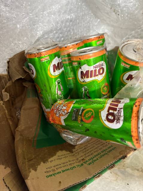 Tôi thường đặt 4 thùng milo ***, hoặc milo hộp giấy để uống dần dần. Lần này là trải nghiệm kinh khủng nhất từ trước đến nay
Thông thường 2 thùng milo sẽ được gói lại trong lớp ni*** và chống sốc, nên tôi đặt 4 thùng sẽ nhận 2 gói lớn
Khi tôi khui gói đầu tiên, thùng milo đầu tiên tôi lấy ra bình thường
Thùng milo thứ 2, tôi thấy được gói dầy thêm 1 lớp ni*** so với thùng milo trước đó. Khi tôi khui lớp ni*** này ra thì thấy có mùi hôi, sau khi lấy hết mấy *** milo ra thì thấy có 1 *** bị xì, và rất nhiều dòi. Tôi nhấn mạnh 1 lần nữa rất nhiều dòi. Tôi rửa sạch những *** milo còn lại thì thấy có nhiều vết móp, tôi đoán là thùng milo thứ 2 này do va đập nên 1 *** milo bị xì ra, và có người cố tình bao bọc thêm 1 lớp ni*** nữa nhằm che mắt qua loa

Vấn đề ở đây là tôi rất thấy vọng với thái độ xử lý đơn hàng lần này. Nếu hàng bị hư thì tôi có thể chờ và đổi lại. Vì hành vi gói thêm 1 lớp ni*** qua loa thì đang xem thường khách hàng, biết hàng có vấn đề mà vẫn giao