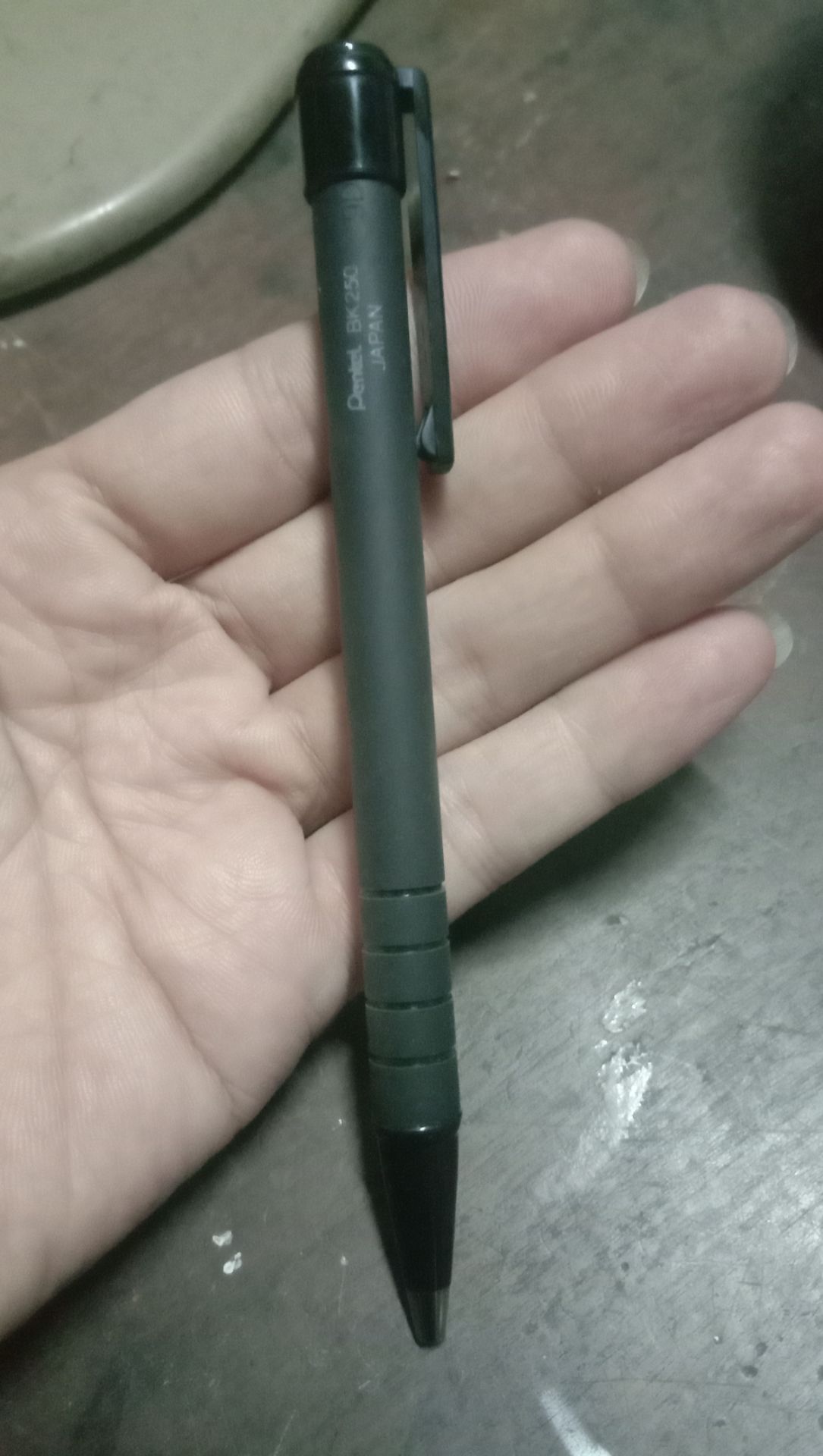 Bút OK. Tuy không phải loại bút đắt tiền nhưng rất đẳng cấp, chất lượng.