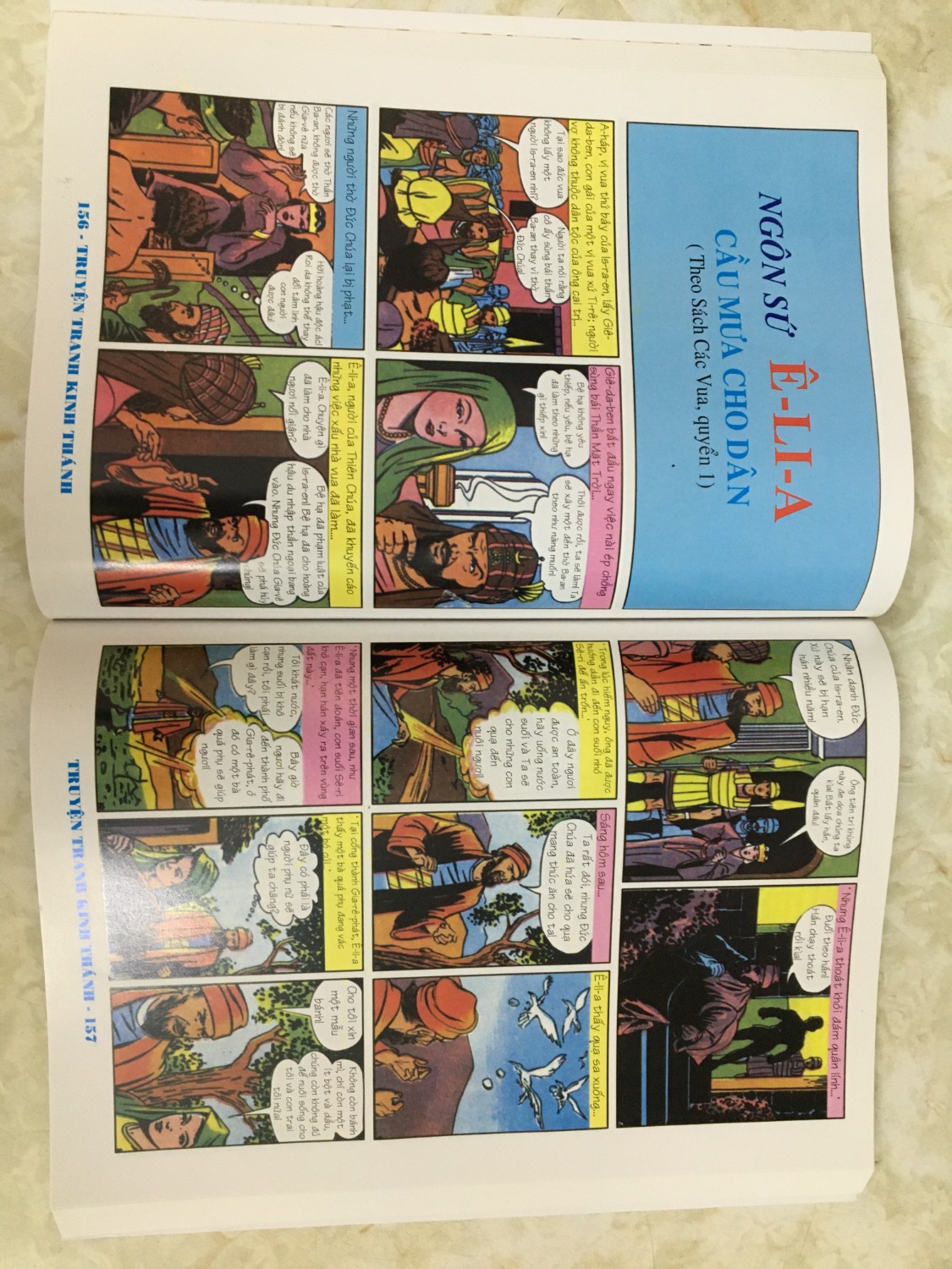 Sách dày dặn, màu sắc tươi sáng, chứa nhiều bài học về Kinh Thánh được thể hiện sinh động, dễ tiếp cận cho trẻ nhỏ.