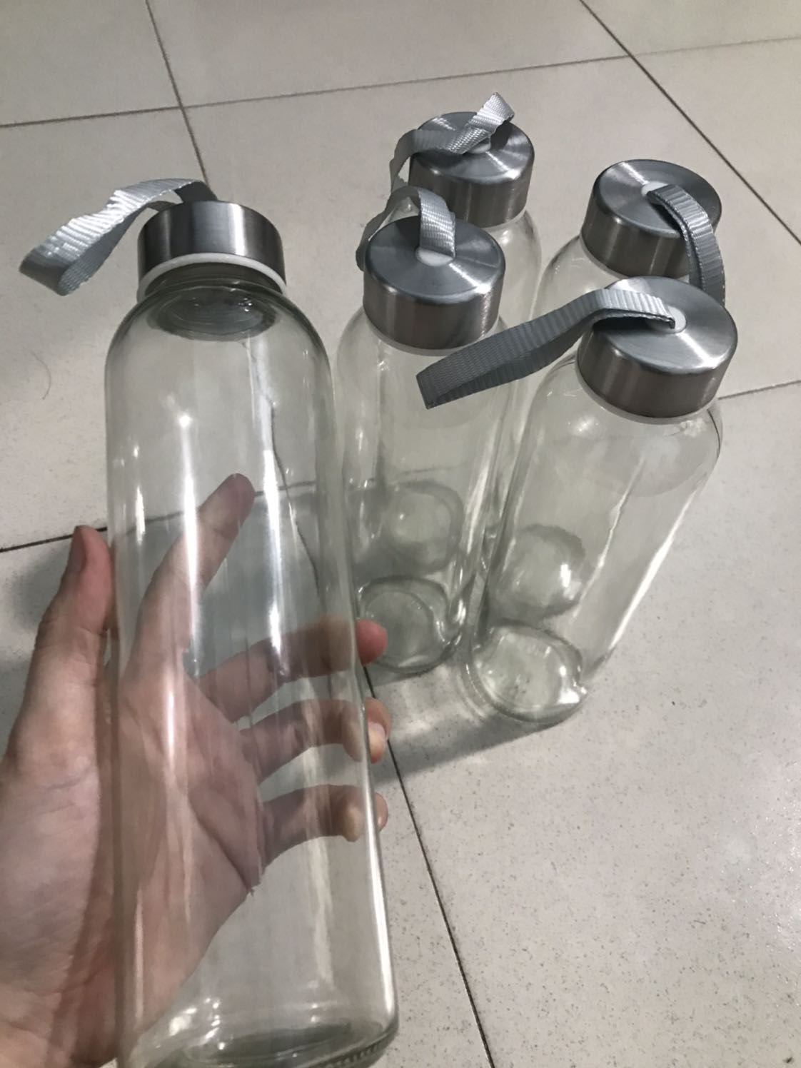 Tiki đóng gói cực kì cẩn thận, điểm này mình cực kì hài lòng khi mua hàng ở tiki. Mình đặt mua 20 bình thuỷ tinh nhưng không bể 1 bình nào dù trước đó mình rất lo lắng khi đọc các bình luận bị bể bình do vận chuyển. Còn đối với bình thì mình thấy được so với giá 49k 5 bình, giá rẻ nên chất lượng cũng được thôi chứ không xuất sắc như ý mình muốn. Thuỷ tinh không được trong nhìn hơi đục đục. Tuy nhiên giá đó thì mình đã thấy ok lắm rồi.