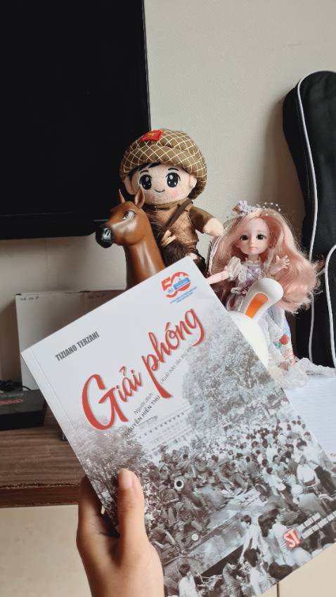 [Giải phóng]
Cuốn sách tái hiện một cách chân thực diễn biến 3 ngày cận kề giải phóng và 3 tháng sau 30/4/1975 dưới góc nhìn của 1 người nước ngoài. Cuốn sách này phần nào giải đáp giúp mình về những gì quân và dân ta đã làm sau ngày thống nhất. 
3 ngày với cuộc di tản hỗn loạn của quân Mỹ và sự sụp đổ của chế độ Việt Nam Cộng Hòa. 
3 tháng với quá trình tiếp quản Sài Gòn sau ngày giải phóng với những vấn đề đầy thách thức: khắc phục thiệt hại về kinh tế; ổn định tình hình chính trị; đăng ký cán bộ, sĩ quan, binh lính ngụy để tiến hành đào tạo lại; chiến dịch chống văn hóa *** do lối sống Mỹ để lại; xây dựng mô hình dân chủ cơ sở...
Đọc để thấy rằng hòa bình đắt giá lắm và bảo vệ, giữ gìn nền hòa bình ấy cũng vất vả lắm.