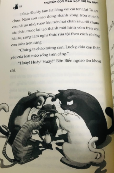 - Tiki giao hàng nhanh. Sách mới, đẹp, ko bị hư hại gì 10 đỉm nha 🤗
- Truyện này hay cực đúng như cái tên thì truyện kể về việc những con mèo nuôi nấng, chăm sóc và tập bay cho hải âu con. Truyện hay vs ý nghĩa lắm nha!!!