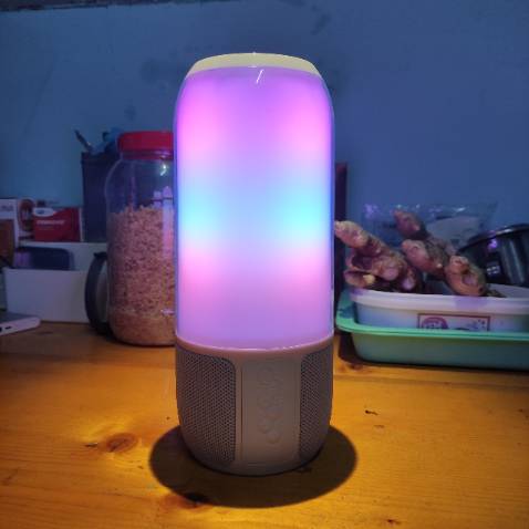 Pin khá lâu, chất âm hay, ấm, đèn loa siêu đẹp, nháy theo nhạc, loa hoàn thiện tốt, giao hàng nhanh chóng, cảm ơn shop nhiều