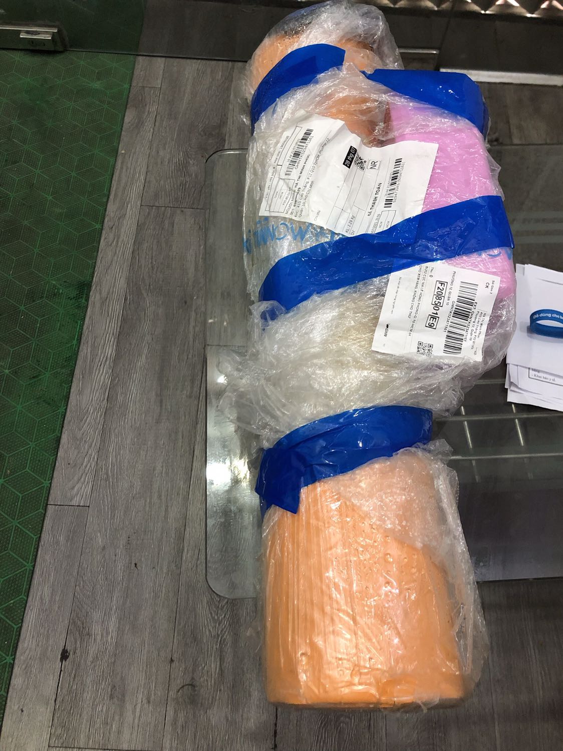 Hàng giao hơi lâu nhưng mà do dịch nên không sao chất lượng y như hình mình rất thích mình giặt rửa sạch sẽ rồi phơi luôn rồi sợ dịch bệnh lây. Do vận chuyển nên có nhiều chỗ bị hằn nhưng chất lượng cao su tốt nên chắc sẽ hồi lại nhanh thôi.