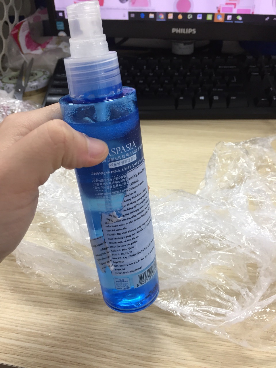 Mình đã đặt mua 1 xịt khoáng. Khi nhận hàng, chai không có nắp, nước tràn ra vỏ bọc nhìn rất kinh. Tem trên chai bị rách 1/4. Check QR code không ra sản phẩm. Mùi nước khá nồng, mình không dám sử dụng. Yêu cầu shop nhận lại hàng và hoàn tiền cho mình!