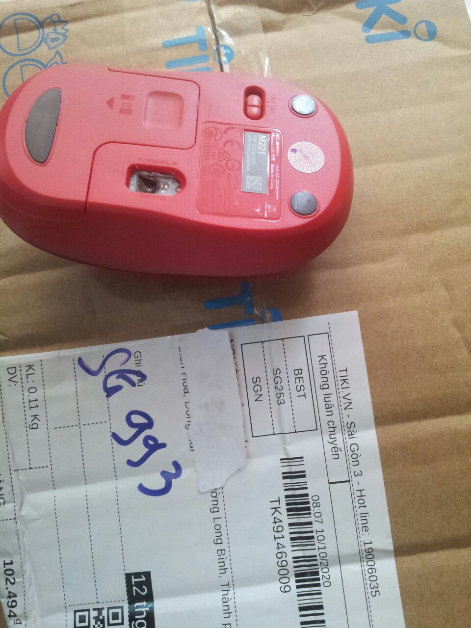 GIẢI ĐÁP THẮC MẮC NHIỀU NGƯỜI VỀ SERIAL NUMBER: TÔI ĐÃ TỰ TAY KHUI 2 CON CHUỘT MỚI NGUYÊN CỦA 2 TIỆM FPT SHOP CÒN NGUYÊN HỘP (CHƯA RẠCH HỘP NHỰA GUARANTEE), KẾT QUẢ ĐỀU Ở TRẠNG THÁI SERIAL NUMBER TRÊN CHUỘT KHÁC SN TRÊN BAO BÌ (HỘP NHỰA) VÀ KHÁC SN TRÊN USB CHUỘT, CÁC CHUỘT VỪA KHUI HỘP - 3 CHÂN ĐẾ CHUỘT ĐỀU ĐÃ CÓ CÁC VẾT XƯỚC (NHƯ NHIỀU BẠN NGHĨ ĐÃ QUA SỬ DỤNG). Con chuột mua ở tiki cũng vậy, chỉ khác bao bì nhựa đã rạch để dán tem bảo hành SPC, có lẽ loại chuột này được sản xuất như thế. Ưu điểm chuột: cầm vừa, êm tay, rê chuột mượt ở mọi môi trường, tiếng bấm giảm khá, nhất là chuột phải bấm gần như không nghe, chuột không phát quang đỏ nên tiết kiệm pin. Nhược điểm: loại chuột không ồn nhưng sao hãng làm con lăn cuộn của chuột rất ồn (phát tiếng kêu rẹt rẹt lớn gấp vài lần con lăn chuột rẻ tiền đang dùng). Tiếng bấm nhỏ nhưng vẫn nghe, ban đêm tiếng con lăn cuộn và tiếng click nghe rất rõ. Phần nhựa sau con lăn gây lấn cấn ngón tay, nếu dùng con lăn nhiều hơi khó chịu. Chuột còn nhược điểm nên chỉ 4 sao. Mình review kỹ để mọi người mua sau tham khảo.