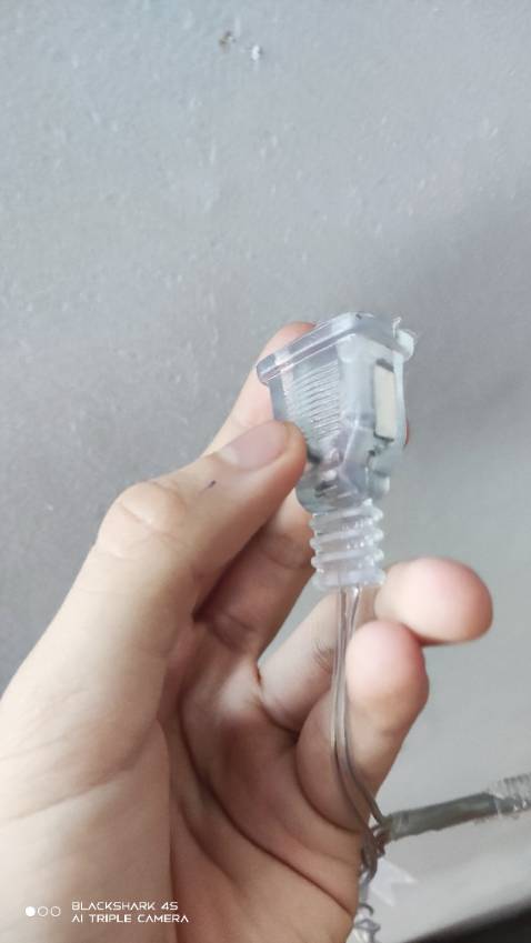 Dây đèn tốt và 2 cục đầu kết nối làm bằng chất liệu này hay bị chảy nhờn và có đầu bị lòi điện ra nên bị giật chỗ đấy