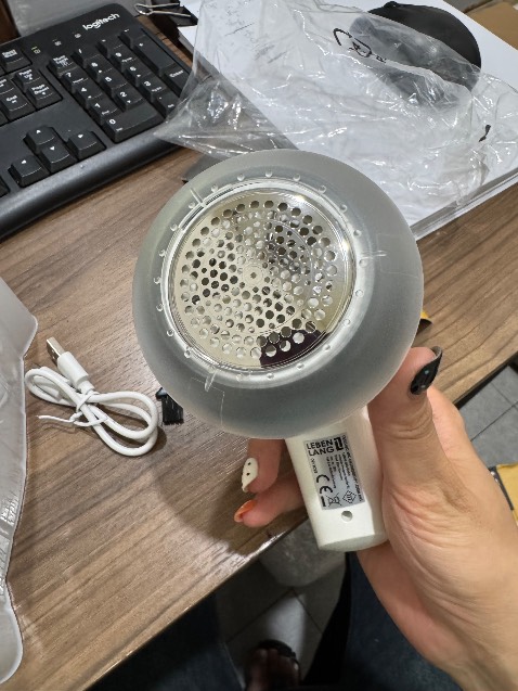 Mình thật sự bất ngờ với chiếc máy cắt lông xù này, không nghĩ là lại hữu ích đến vậy. Ban đầu chỉ mua thử, cũng không kỳ vọng nhiều, nhưng khi dùng rồi thì thấy hiệu quả rõ rệt, quần áo nhìn như mới hẳn.

Trước đây mình từng dùng dao lam để xử lý lông xù và lỡ làm rách áo, tiếc lắm. Nếu biết đến sản phẩm này sớm hơn thì đã không gặp tình huống đó rồi.

Đây là trải nghiệm mua thật – dùng thật, không phải feedback ảo nên mọi người có thể yên tâm tham khảo. Nói chung rất đáng mua. Mình cũng từng dùng bàn ủi hơi nước của Leben Lang và chất lượng khá ổn, nên càng tin tưởng khi chọn thêm sản phẩm này.
Shop có xuất hoá đơn vat