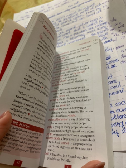 Sách đẹp, nguyên seal nhỏ gọn. Từ vựng dc chia theo topic dễ học