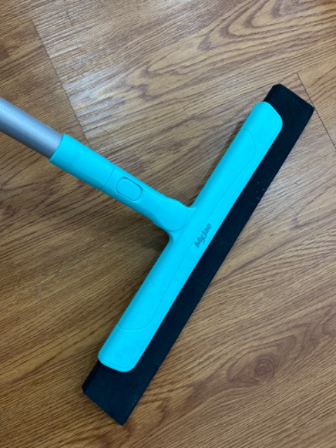 Nhìn đơn giản mà dùng tốt lắm, miếng mút không bị biến dạng, dùng quét nhà hay quét nước nhà tắm hay lau cửa sổ đều ổn. Cán vừa tầm, bẻ qua bẻ lại thoải mái. Sẽ ủng hộ tiếp