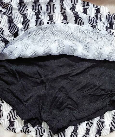 sản phẩm giống hình và miêu tả. có ba mảnh dễ mặc và tiện lợi.