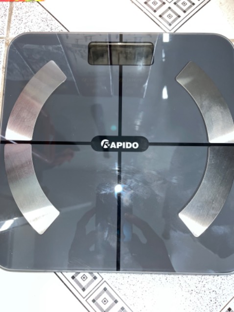 Đầy đủ những tính năng cơ bản của một chiếc cân sức khoẻ điện tử với mức giá bình dân. Ngoại hình đẹp và chắc chắn.