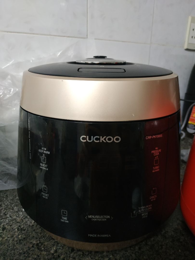 Máy nấu cơm dẻo, thơm, nên đổ ít nước hơn so với nồi nấu truyền thống vì sẽ dễ bị nhão. Nồi bằng gang, cầm đằm tay.

Mình đã thử nấu cả bún bò và cháo gà. Hầm thịt ok, nước lèo sẽ ở trạng thái nóng ấm chứ ko nóng hổi như nấu trên bếp ga. Nấu cháo thì bị trào/phèo ra khi xả van áp suất mặc dù lượng cháo chưa đến 1 nửa. -1 điểm vì phải dọn dẹp mệt xỉu 😂
Một điểm trừ nữa, theo mình là nút tăng giảm thời gian. Chỉ có 1 nút nhấn (tăng), nếu lỡ tay nhấn lố thời gian, bạn sẽ phải nhấn lên thời gian tối đa cho phép để quay trở về thời gian đầu, nhấn tiếp từng nấc để chọn lại thời gian mong muốn. Rất bất tiện.

Nhìn chung, gần 4tr cho 1 chiếc nồi vừa nấu cơ vừa áp suất, mình thấy vậy là ổn. Ngoại hình máy to nhưng nhìn chắc chắn. Đặt ở bếp trông cũng tăng phần xinh xắn không gian nấu~