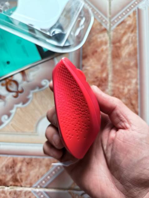 Cảm giác cầm chắc chắn, nút bấm êm. Hình dạng chuột không đối xứng nên cảm giác ban đầu khá lạ tay, dùng 1 lúc rồi cũng quen. Độ bền thì qua thời gian sẽ quay lại đây đánh giá!