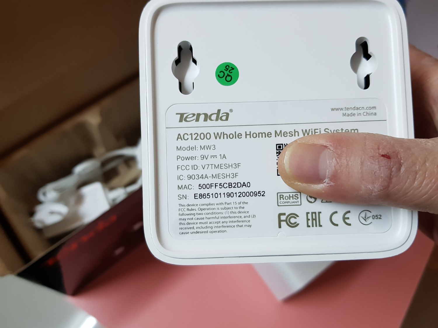 Mình đọc review, Specs rất nhiều trước khi mua và cũng đã có 1 bộ y như vầy mua tại của hàng giá 2,6t nên thấy Tiki giảm còn 1,6t thì mua. Nhưng có những thứ ẩn không công bố nên dùng mới biết chứ không có tài liệu công bố.
1. Nếu mạng internet >100Mb thì hầu như chỉ 100Mb là max. vì mình thuê bao 150Mb mà không tài nào *** dc lên 100Mb dù router cũ vẫn *** >150 mình thường. Mua cái đầu đường truyền nhà mạng chỉ có 90Mb max nên không để ý! (gói cty với IP static)
2. Cổng LAN trên node ko kết rối dc với đầu ghi camera analog dù vẫn dùng bình thường với router trước và chỉ có 100Mb max LAN. Nên dùng Gigabit thì ko nên!
3 . App hay bị đơ và rớt khi thêm bộ mesh thứ 2.
4. Dù các tầng và node đều báo đèn xanh nhưng tốc độ ko ổn định cho lắm ở cái xa nhất vì mình để cái chính tầng 3, 1 cái tầng 2, và tầng 1 rất chập chờn. Các bạn nên bố trí node chính ở giữa thì tốt.
5. Chỉ có 1.6 triệu cho 1 bộ cho mesh 3 nodes thì như vầy là chấp nhận dc. Nhưng hãng nên công bố tất cả thông số thì tốt hơn là mập mờ không nói các thông số hạng chế!
6. Nếu nhà rộng và 2 tầng thì phủ sóng rất tốt vì cái đầu mình dùng như vậy và ất hài lòng.