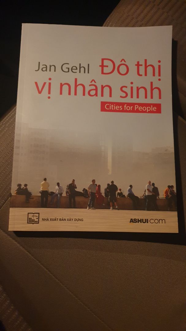 Một cuốn sách về các yếu tố ảnh hưởng đếnsự phát triển của đô thị của tác giả Jan Gehl. Sách in đẹp, bìa mỏng, chất lượng giấy tốt.