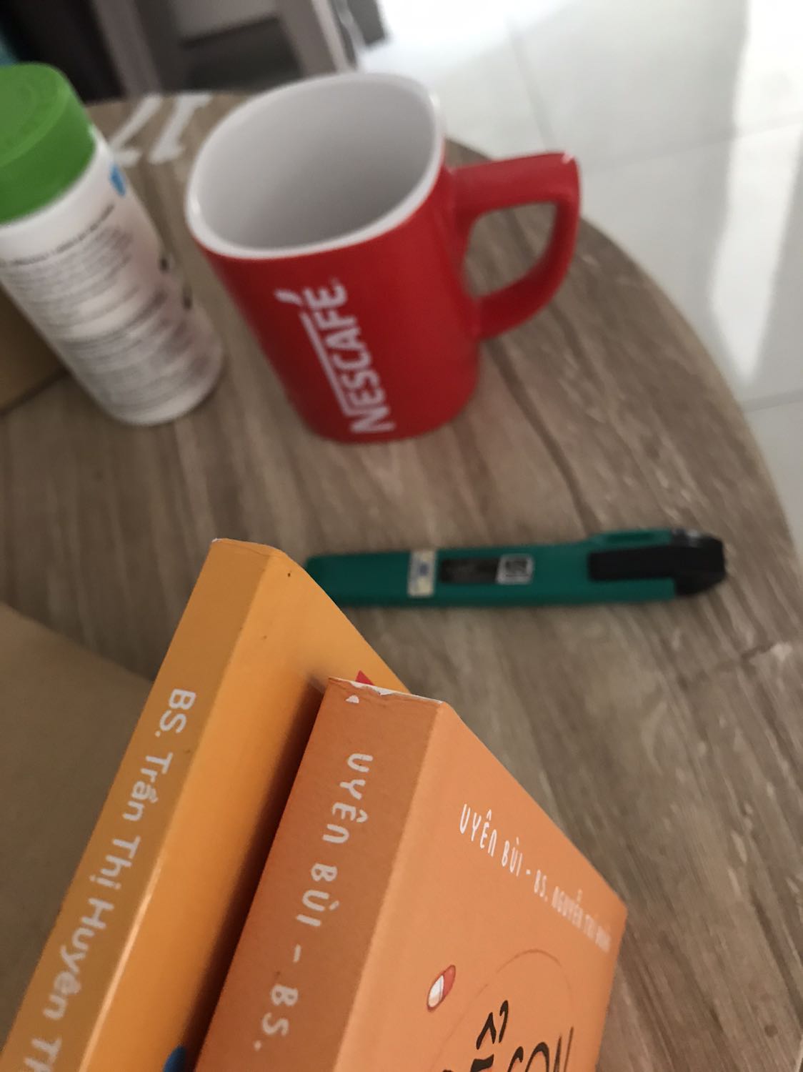 Sản phẩm đóng gói không cẩn thận, gáy sách bị trầy xước như hình.