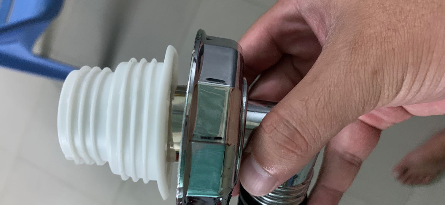 Gắn như hình và vẫn tràn như thường. Cái ron bên trong núm chụp quá mỏng không chống tràn đc. Rất thất vọng