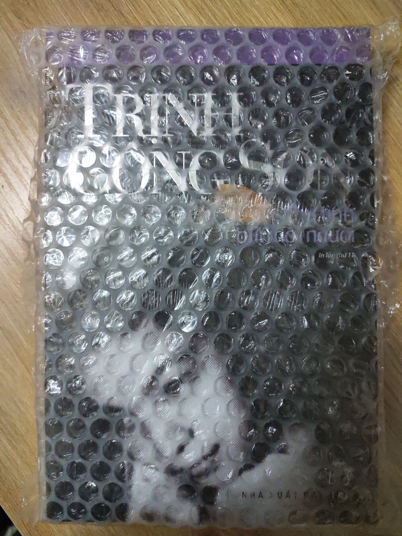 5 sao cho đóng gói vì có bao chống sốc, sách không bị cong tẹo nào. điểm trừ là bìa sách hơi dễ bám vân tay
