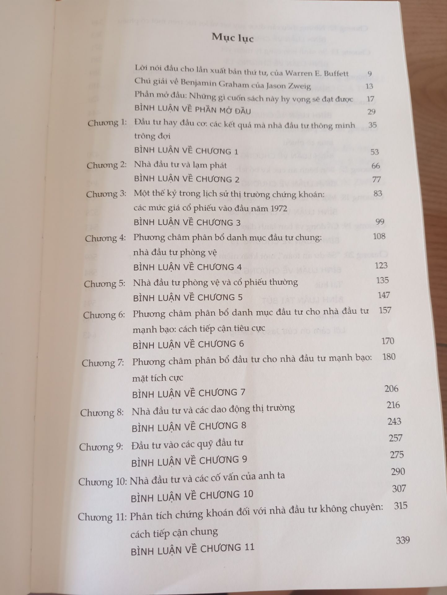 hơi khó đọc, dân mới đầu tư nên tham khảo quyển của peter lynch trước. Quyển này đọc sẽ rất khó hiểu và nhàm chán. Đầu tiên các bạn nên đọc qua phụ lục để biết hướng của tác giả xong rồi đọc kĩ phần giới thiệu để hiểu rõ tác giả muốn truyền đạt những gì trong quyển sách này. Hãy cứ nghiền ngẫm đi, bây giờ đọc chưa thấy nó có nhiều giá trị nhưng mà mấy b đầu tư được 1-2 năm rồi đọc lại sẽ thấy cái hay của nó! Chúc may mắn❤️