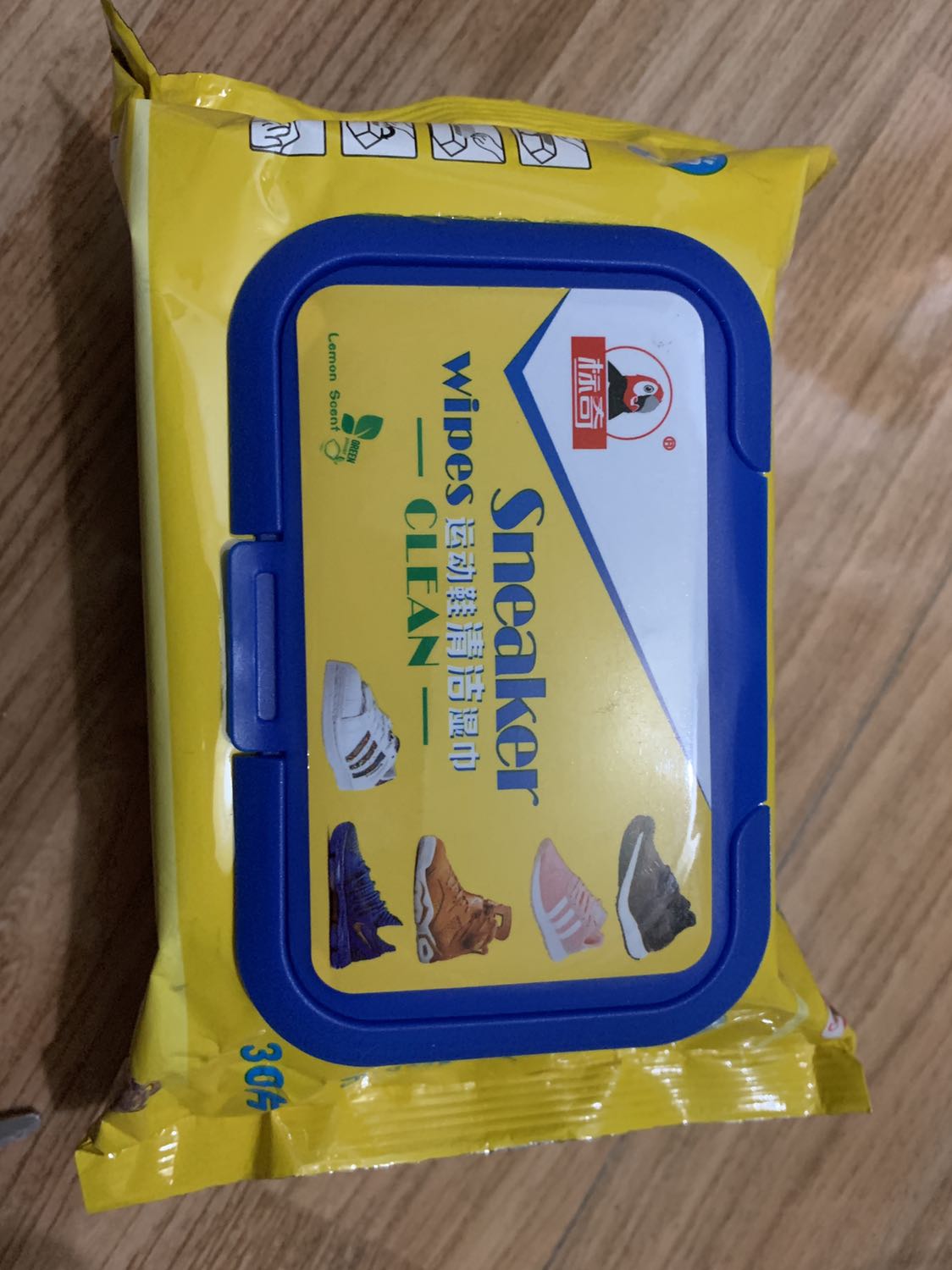 Dùng để lau giày sneaker nhanh, sạch, tiện tuy nhiên mùi xà phòng hơi nồng. Hàng trung quốc Dùng để lau giày sneaker nhanh, sạch, tiện tuy nhiên mùi xà phòng hơi nồng. Hàng trung quốc