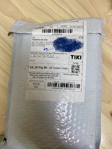 Lâu rồi mình không mua sách ở Tiki, lần này hơi thất vọng vì bình thường dù ít hay nhiều sách thì vẫn đc đặt trong hộp sách của Tiki, cảm giác rất chắc chắn. Nhưng giờ chỉ là bỏ trong bao chống sốc, mà mới qua 1 ngày nhưng cảm giác nó bị quăng quật nên bụi bẩn lắm. Sách thì ok ạ, nguyên seal và xinh.