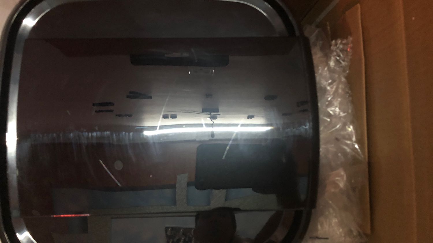 Lò nướng nguyên thùng mà khui ra trầy xước hết, đổi lại cái khác còn trầy hơn. Nhờ Tiki giải quyết thu hồi để hoàn tiền, mình còn mua sản phẩm khác, có việc sử dụng gấp, mà Tiki trả lời cho có lệ. Giao hàng lỗi cho mình 2 lần, giờ đổi trả hoàn tiền thì câu giờ, trả lời cho có rồi im luôn, bảo mình chờ, tầm 2 tuần hoặc hơn mới hoàn tiền cho mình được. Ngày nào cũng mất thời gian gọi lên *** Tiki nhờ giải quyết mà ko giải quyết được gì. Tốn tiền mua hàng, tốn thời gian chờ đợi, rồi tốn cước điện thoại để gọi *** nhờ giải quyết. Giờ tốn thêm 1 khoảng thời gian dài chờ mòn mỏi để được Tiki thu hồi sản phẩm và chờ hoàn tiền. Giờ muốn đặt mua sản phẩm khác để sử dụng cũng ko dám đặt, vì tiền chưa hoàn, lỡ mua cái khác mà Tiki ko chịu hoàn tiền, thành ra dư sản phẩm, mất luôn tiền. Chưa bao giờ mua hàng online đơn hàng tiền triệu mà bất an, bực bội và thất vọng như vậy...

Chảo tặng kèm thì móp hết trơn luôn...hình chụp do bị loá sáng nên nhìn đỡ hơn thực tế bên ngoài, góc chụp lúc thấy rõ trầy xước lúc ko...

Mọi người mua hàng nên cẩn thận nhé, bỏ tiền ra mua đồ nguyên thùng mà sản phẩm trầy như thế thì sao yên tâm dùng, Tiki giải quyết vấn đề hoàn tiền rất chậm chạp và vô trách nhiệm