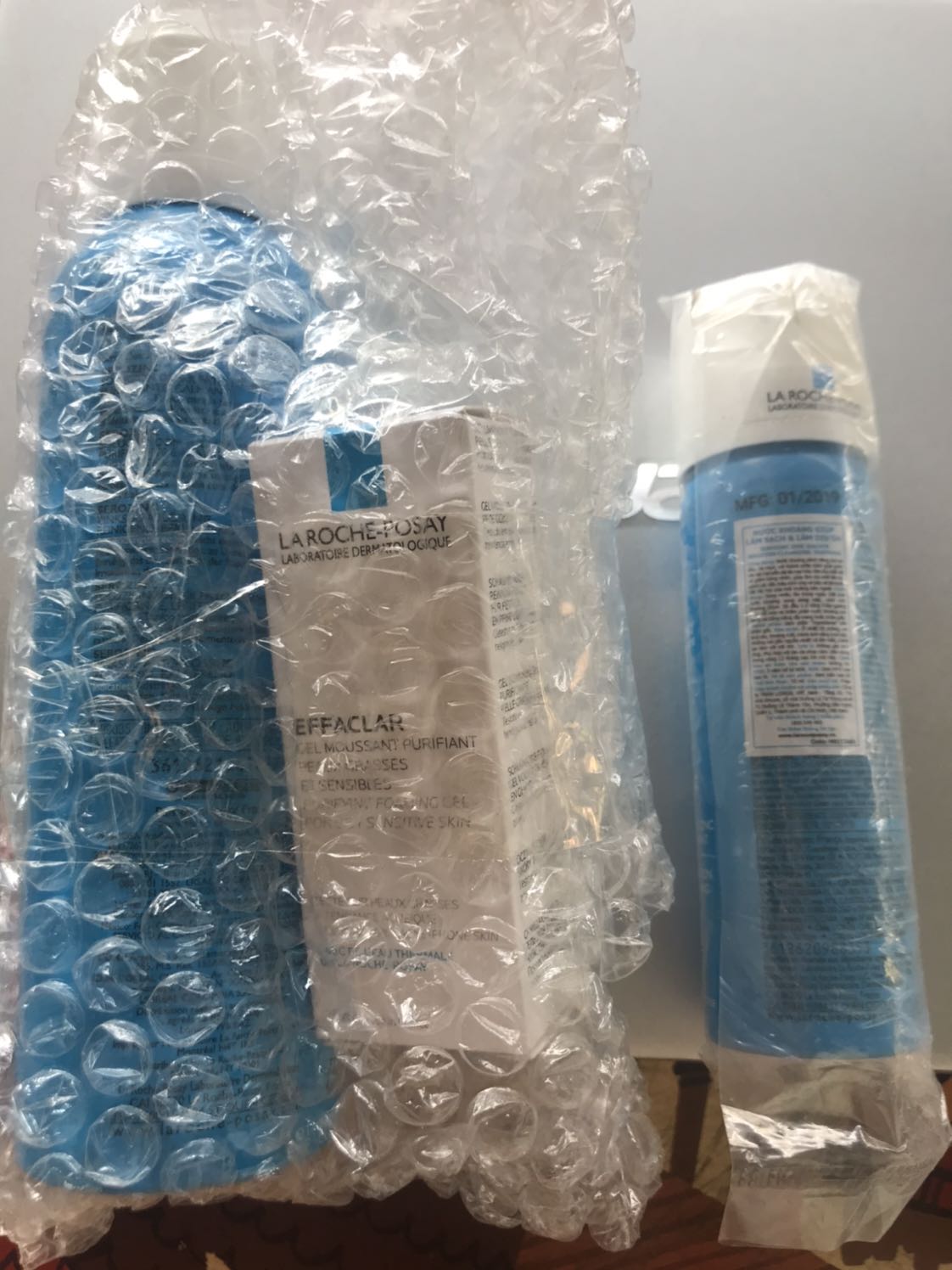 Khi đọc bình luận của mọi người, cứ sợ sẽ gặp tình trạng mua phải hàng đã khui hoặc đóng gói không cẩn thẩn. Tuy nhiên, khi nhận hàng thì cực kỳ hài lòng luôn, có gói chống sốc và tem, lọ còn mới cứng luôn.
Sản phẩm thì mình đã dùng và vô cùng thích em nó, khi đi nắng hoặc bỗng nhiên da bị ngứa mà xịt em nó lên thì cực đã luôn. Thêm cái là xịt khoáng này cực kỳ an toàn cho da nhạy cảm nên mình sẽ tiếp tục ủng hộ tiếp ạ!
Có hai thể tích, tuy nhiên chai 150ml hơi to nên mang theo không tiện nên phải mua thêm chai 50ml. Theo mình nên mua chai 150ml để dùng thì lợi hơn rất nhiều. 
Dùng đã thật cơ mà xịt nhanh hết lém nên cũng hơi hao????