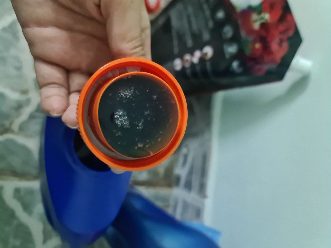 hình dáng, mùi thơm thì ok, còn lạ ở chỗ sao nước giặt LIX Matic này loãng quá, rót chảy như nước chứ ko sệt như mình mua ở chỗ khác