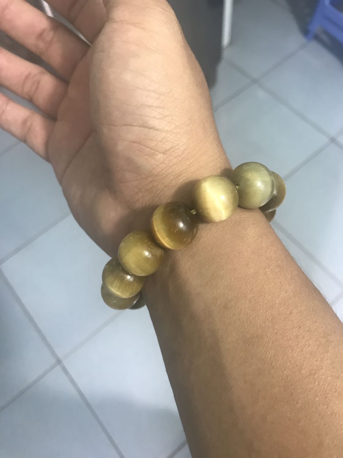 Nói chung rất hài lòng về sp, tuy nhiên có 1 viên khi soi đèn có vết nứt làm đôi. Mà cũng k sao, bởi vì đeo hơi rộng!!!