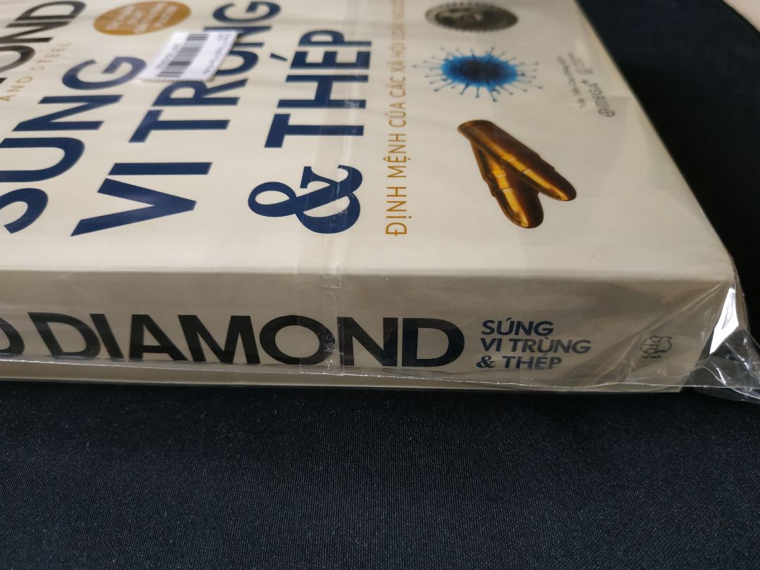 Giao hàng đúng thời gian cam kết.
Sách được bọc nilon.
Hình thức sách ổn, không bị bẩn, móp méo, quăn rách.
Nếu tiki lót thêm túi bong bóng khí, hoặc mút chống shock sẽ đảm bảo cho sách hơn.
Lướt nhanh thấy sách có một lỗi bị mất chữ caption ảnh minh họa. Đánh giá cho những người mua sau, không liên quan đến chất lượng cung cấp của Tiki.