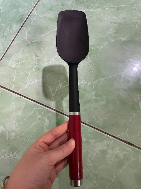 Sản phẩm với giá như thế này thì mình cũng khá phải suy nghĩ và rất mong chờ sản phẩm khi mua, nhưng khi nhận thì thấy không như mong đợi lắm.
Sản phẩm cầm khá chắc tay nhưng hơi bị nặng, cầm lâu khá mỏi.
Rất cứng nên khá khó khi muốn vét đồ ăn.
Dùng để chiên không thuận tiện lắm, xào thì thuận tay hơn.
Phần cầm bên trên màu đỏ nên khi để chạm vào thành xoong thì bị chảy á.