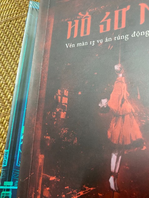 Sách có biểu hiện bị mở ra nhiều lần, không còn mới, bị bận và đóng gói ẩu làm bookmark bị cong. Nếu để mình đọc thì không sao nhưng mình mang đi tặng mà đóng gói thế này thì quá thất vọng