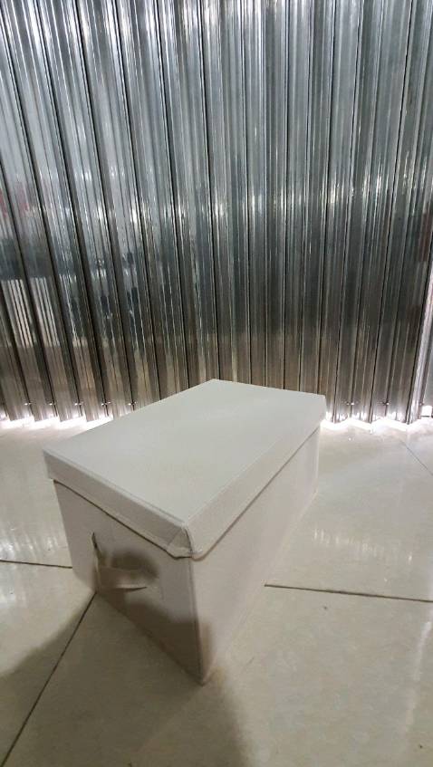 Hộp đựng rất đẹp, hơn cả trong hình, màu sắc trẻ trung, sang trọng, chất liệu dày dặn, đường may đẹp và nét, k bị lỗi, mình ứng ý lắm. Ủng hộ shop cả 2 tay lun. Yêu shop!!!!🥰🥰🥰
Chất vải sang trọng, nhưng lại rất trẻ trung, xứng đáng mua về lưu trữ, tuy nhiên moi người ko nên để dính bản vào nó sẽ khó giặt hay thay thế, vì vải không dệt và cốt bìa giấy nén nên là khi ngấm nước nó bở ra. Nói chung nên để trong tủ đồ, và xếp quần áo lấy ra dễ dàng!