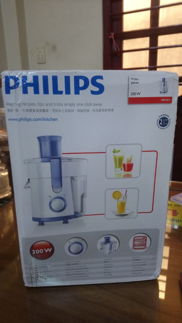 Hộp hơi móp xí nhưng bên trong máy vẫn ok, mình cắm thử để ép mấy múi bưởi thì được 1 ly nhỏ như hình, bã thì còn hơi ướt, mà ko sao lấy cái ray chắc ra thêm được xíu nước, với giá tiền vậy thì mình nghĩ gia đình xài cũng ổn rồi.
Máy kêu không quá lớn, có 2 nút dành cho trái cây rau củ mềm và trái cây rau củ cứng hơn. Gỡ ra rửa cũng dễ. Màu trắng xanh thì nên lau chùi cất kỹ sợ mau bụi dơ.