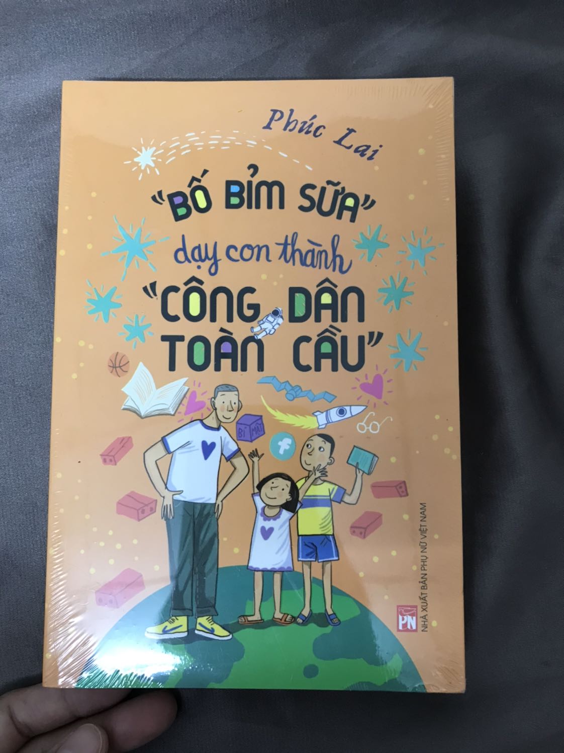 Giao hàng nhanh, đóng gói cẩn thận. Sách rất hay, cần thiết cho những ông bố *** có ý định lên kế hoạch du học cho con ngay từ lúc công nhỏ.