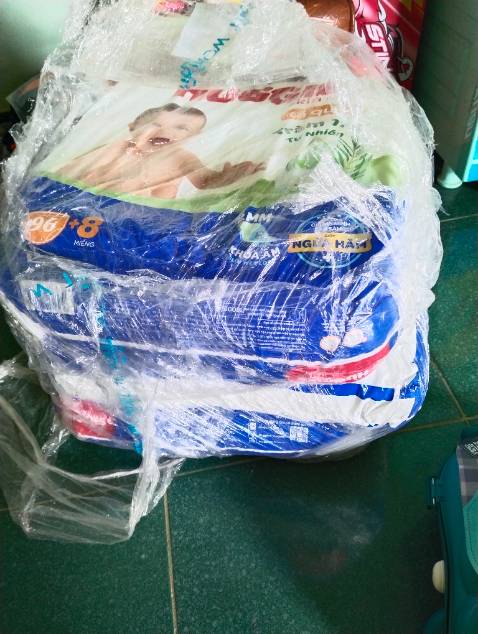 Chất liệu an toàn, không gây kích ứng. Chống tràn tốt, thấm hút tốt!! Có điều gửi quà vali về bị mất 1 cái bánh xe!