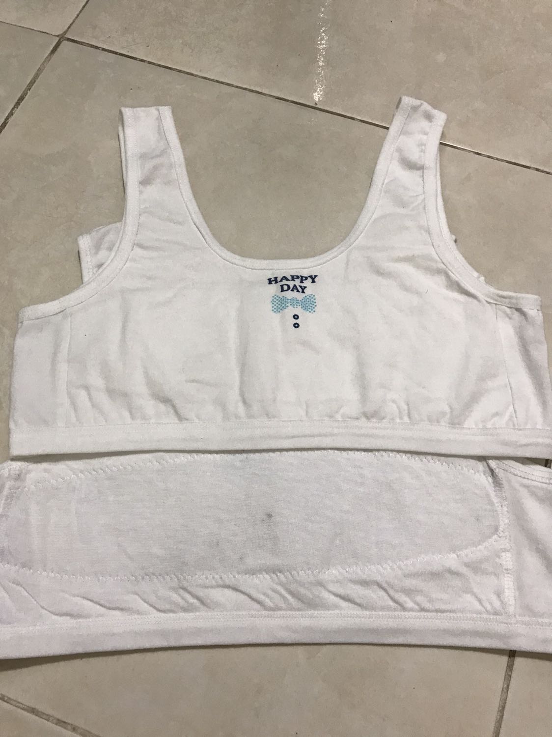 Áo vải cotton, mềm, có lớp lót bông bên trong nên hài lòng hơn, mình đặt 5 cái thì có 1 cái áo có tạp chất màu đen bên trong lớp lót bông, không biết sao lấy ra luôn.