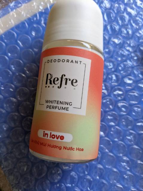 Mùi hương khá nhẹ nhàng dễ chịu. Mình chưa thử dùng nên không biết khoá mùi tốt không mà hương thơm nhẹ, không bị gắt như những loại lăn khác. Mà so với mùi sweetie thì mùi này không thơm bằng, ngửi mùi sweetie xong ngửi lại mùi in love thì không thấy rõ mùi, chỉ thấy hơi nồng nồng. Mà vẫn 10đ nha. Mọi người mua dạng xịt dùng tiện lợi lắm nè