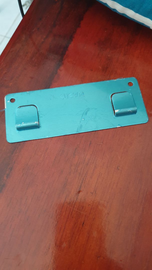 đã nhận hàng. thấy hướng dẫn chỉ dán kệ vào tường. Ngoài ra có miếng sắt hình chử nhật màu xanh nếu dán vào tường để treo kệ và lấy kệ ra vệ sinh rất tiện lợi (nhưng thiết kế bị lệch chỗ treo)