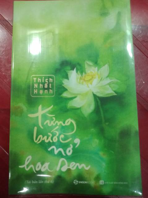 Sách Từng Bước Nở Hoa Sen của thiền sư Thích Nhất Hạnh nội dung rất hay như cách thiền sư truyền tải nội dung nuôi dưỡng tâm hồn. Sách được trình bày in màu toàn bộ nhìn rất là đẹp mê ly, mình rất là thích luôn ạ. 10 điểm cho một tác phẩm hay và in ấn đẹp mắt. Mua liền đi mọi người ơi! Tiki đóng gói sách cẩn thận, giao hàng nhanh chóng.  Cảm ơn Tiki nhiều ạ!